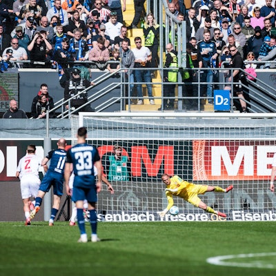 Marvin Schwäbe (1. FC Köln) hält den Elfmeter von Paderborns Raphael Obermair.