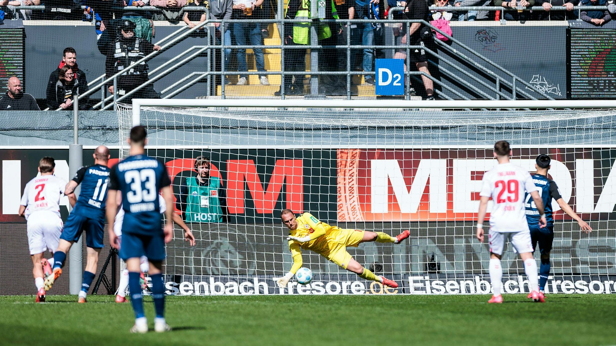 Marvin Schwäbe (1. FC Köln) hält den Elfmeter von Paderborns Raphael Obermair.