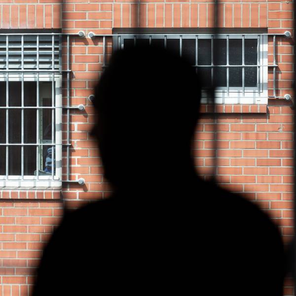 Büren: Ein Insasse steht vor einem vergitterten Fenster in der Unterbringungseinrichtung für Ausreisepflichtige