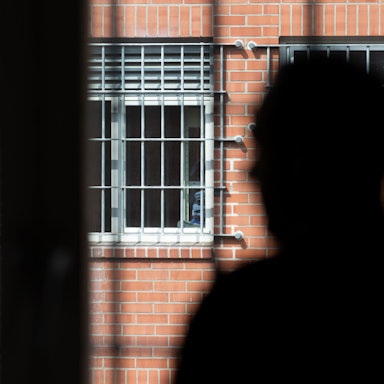 Büren: Ein Insasse steht vor einem vergitterten Fenster in der Unterbringungseinrichtung für Ausreisepflichtige