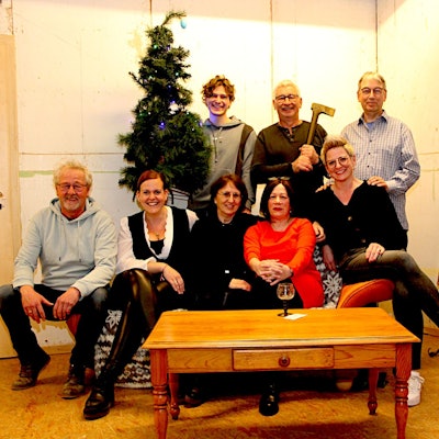 Das Bild zeigt die Theatergruppe aus Freilingen. Ein Teil der Hobbydarsteller sitzt auf einem Sofa, die anderen Schauspieler stehen dahinter und haben die Requisite in der Hand.