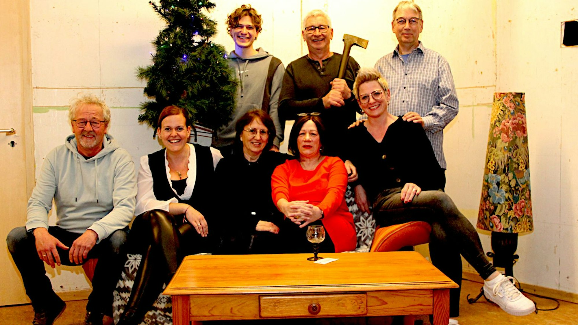 Das Bild zeigt die Theatergruppe aus Freilingen. Ein Teil der Hobbydarsteller sitzt auf einem Sofa, die anderen Schauspieler stehen dahinter und haben die Requisite in der Hand.