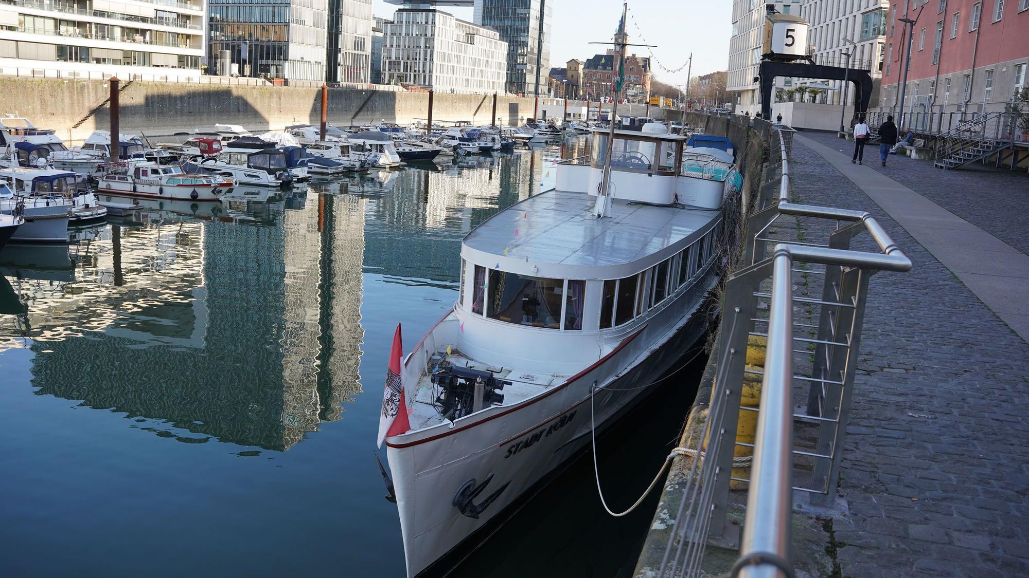 Die MS Stadt Köln liegt aktuell im Rheinauhafen, der Förderverein hofft auf einen attraktiveren Liegeplatz am Malakoff-Turm.
