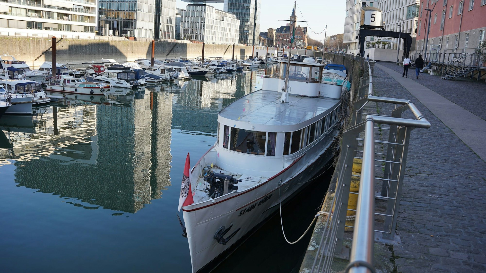 Die MS Stadt Köln liegt aktuell im Rheinauhafen, der Förderverein hofft auf einen attraktiveren Liegeplatz am Malakoff-Turm.