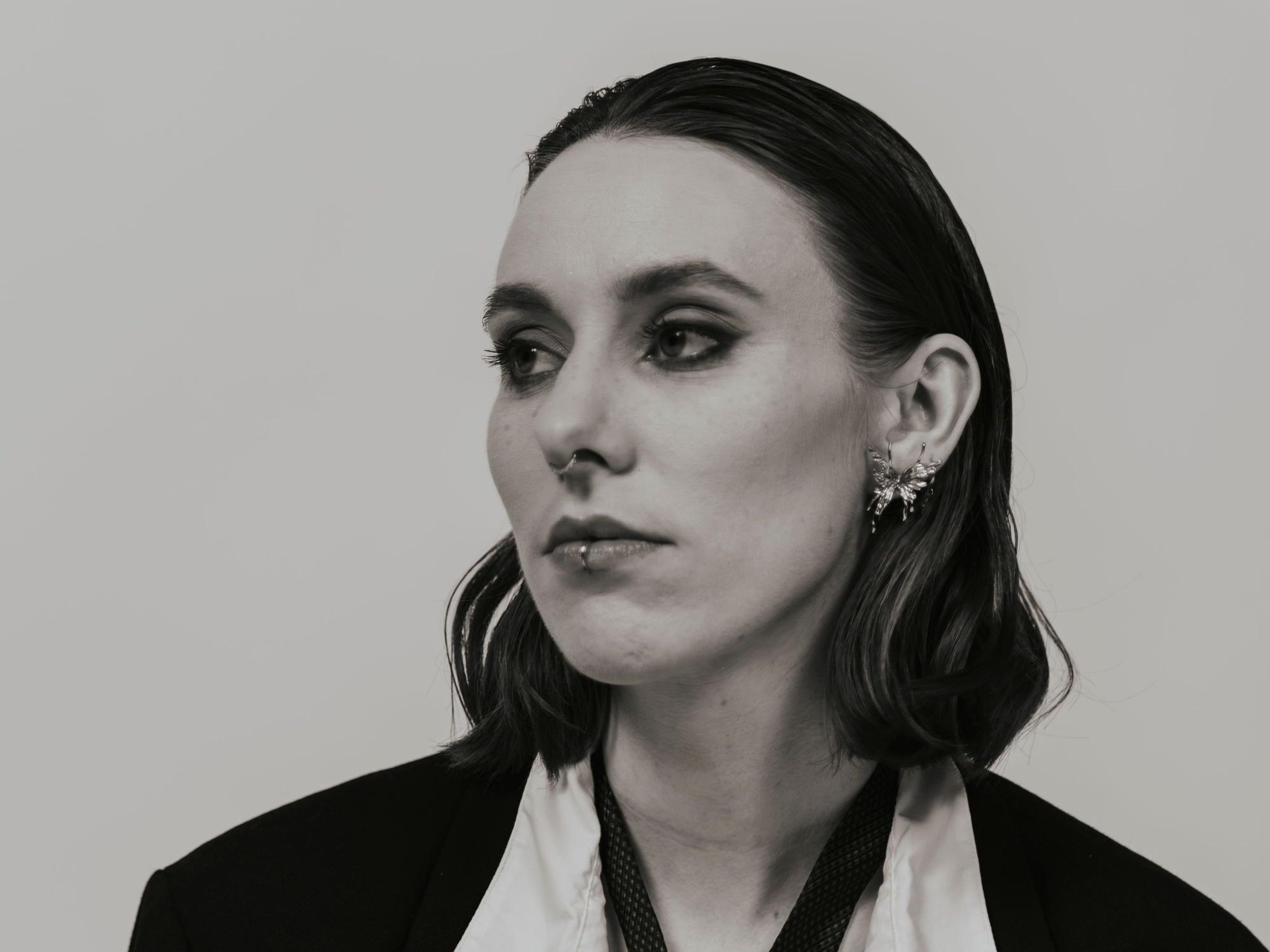 Malou Lovis für ihre Single „Black Suits and Misery“ in der sie über den Druck singt, den Normen der Gesellschaft zu entsprechen.