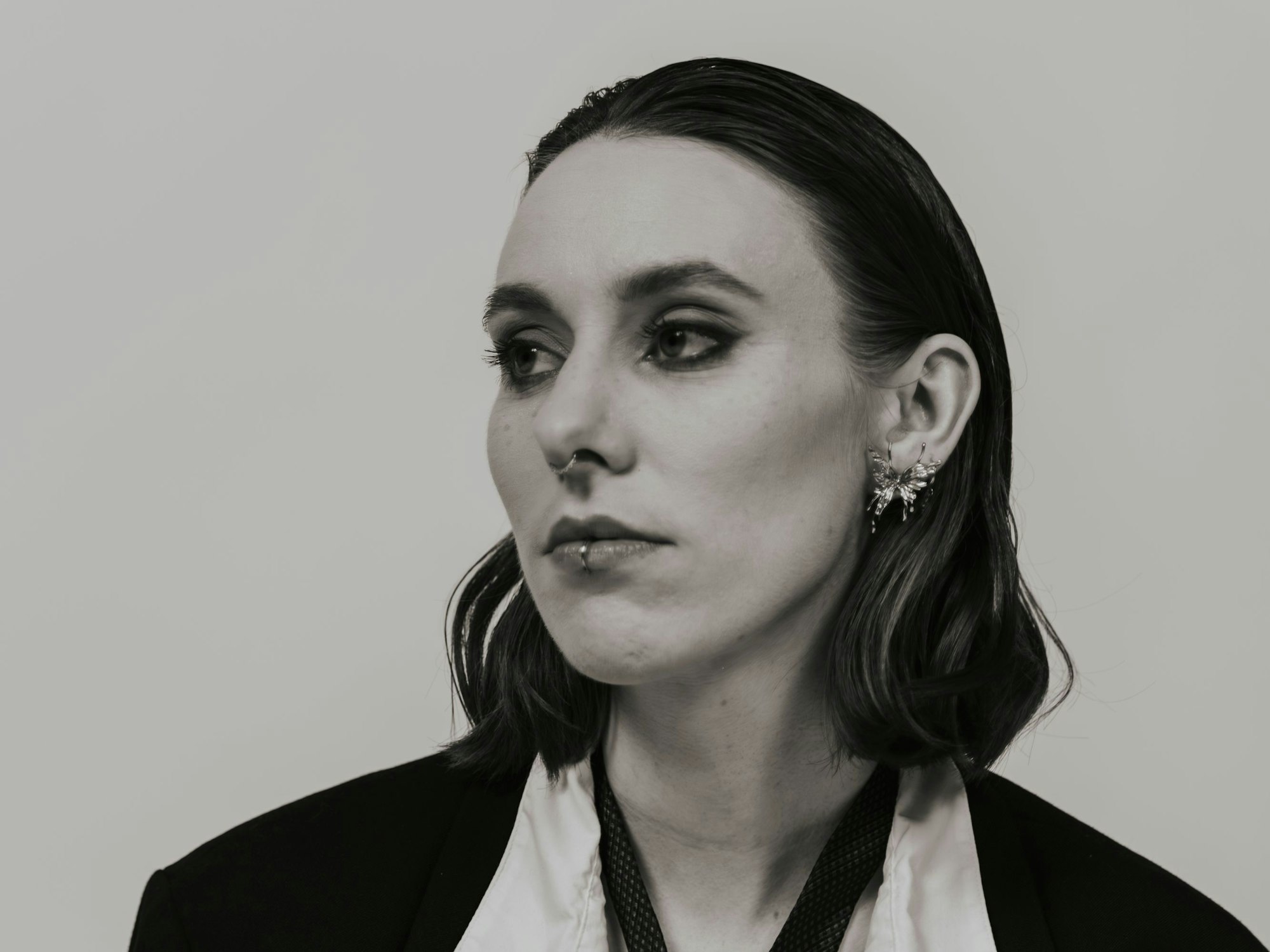 Malou Lovis für ihre Single „Black Suits and Misery“ in der sie über den Druck singt, den Normen der Gesellschaft zu entsprechen.