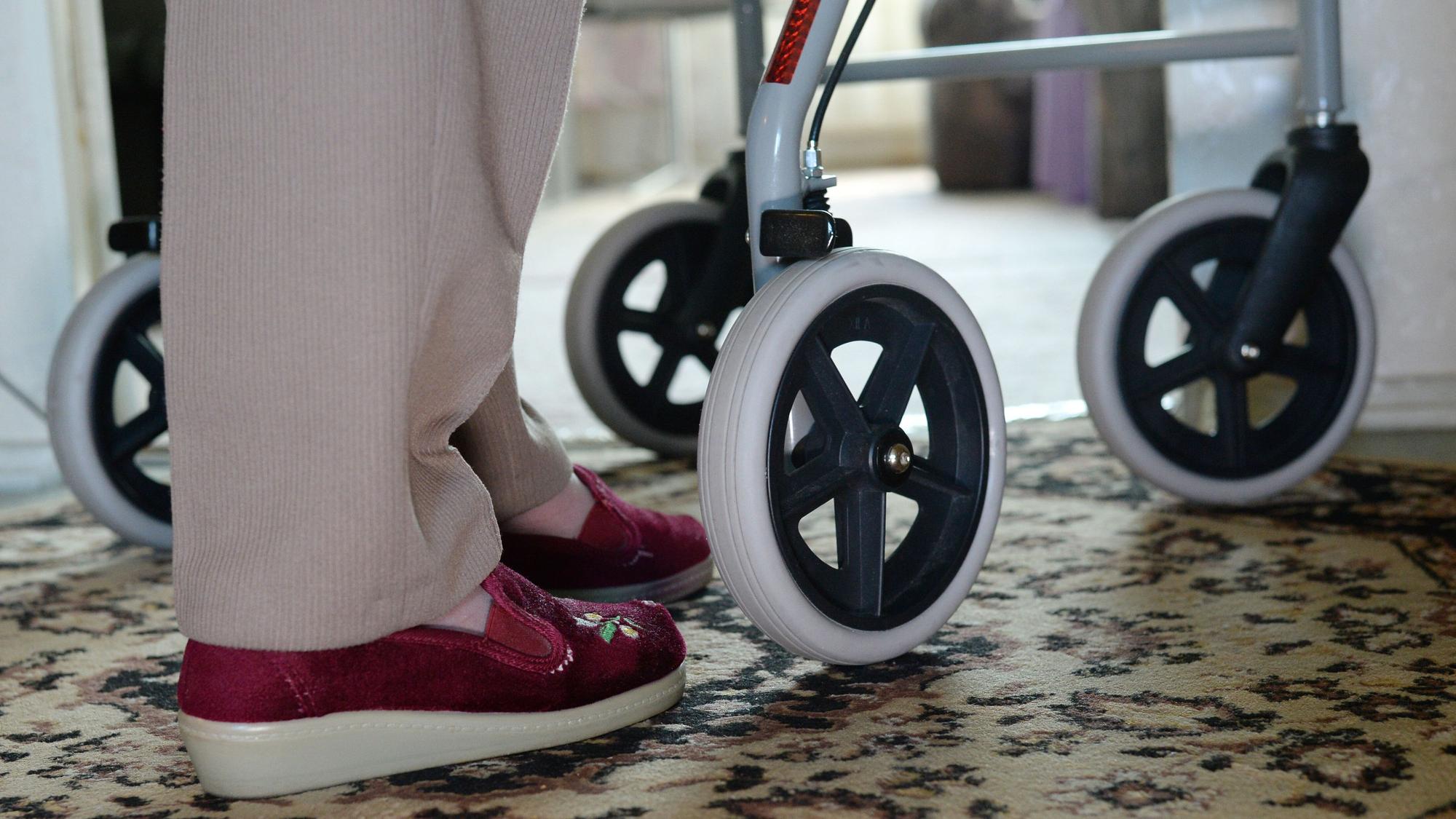 Frau am Rollator.