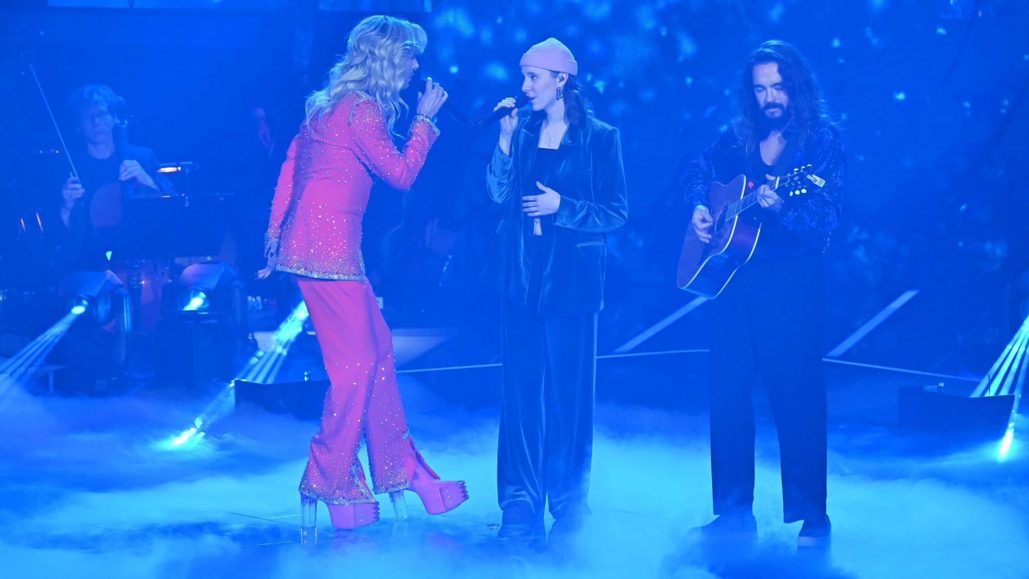 Malou Lovis Kreyelkamp (M.) gewann 2023 bei The Voice of Germany für das Team von Bill (l.) und Tom Kaulitz (r.).