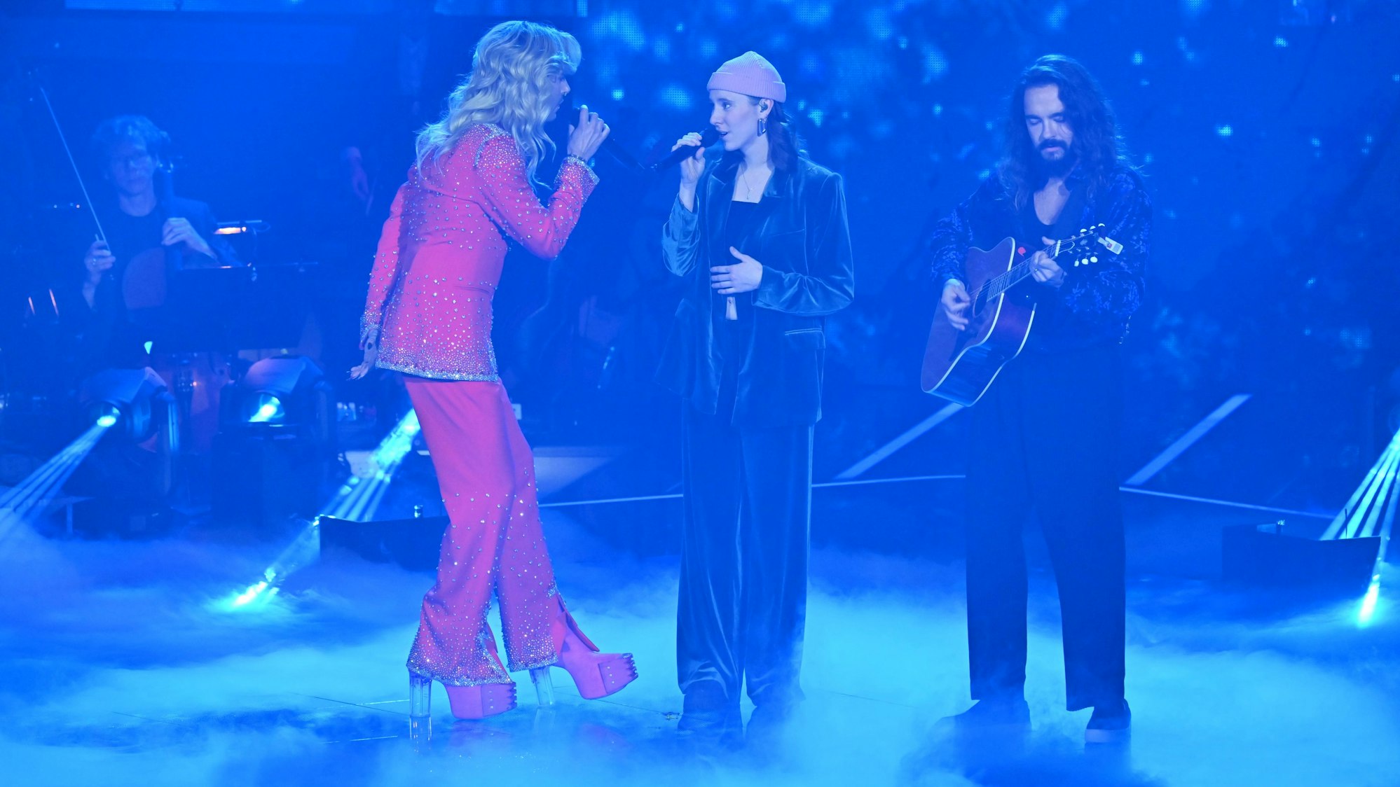 Malou Lovis Kreyelkamp (M.) gewann 2023 bei The Voice of Germany für das Team von Bill (l.) und Tom Kaulitz (r.).