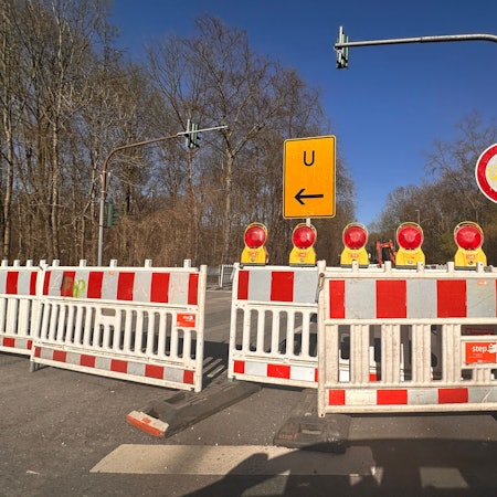 Die Friedrich Ebert Straße in Rodenkirchen bleibt wohl noch bis Ende Mai gesperrt.