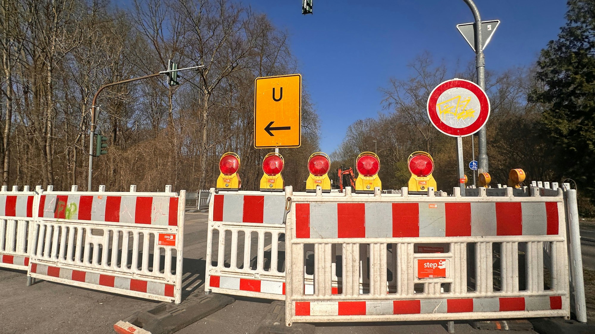 Die Friedrich Ebert Straße in Rodenkirchen bleibt wohl noch bis Ende Mai gesperrt.