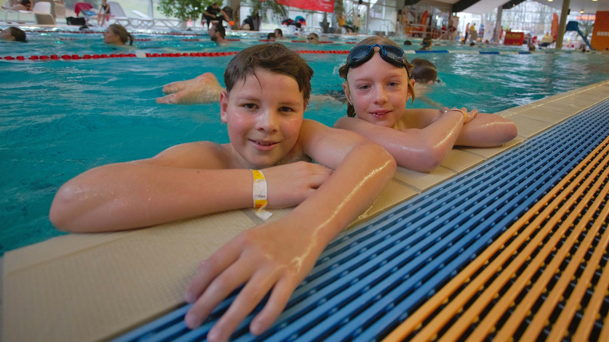 Wer hält länger durch? Die Schwimmer Fiete und Moritz lieferten sich einen internen Wettkampf.