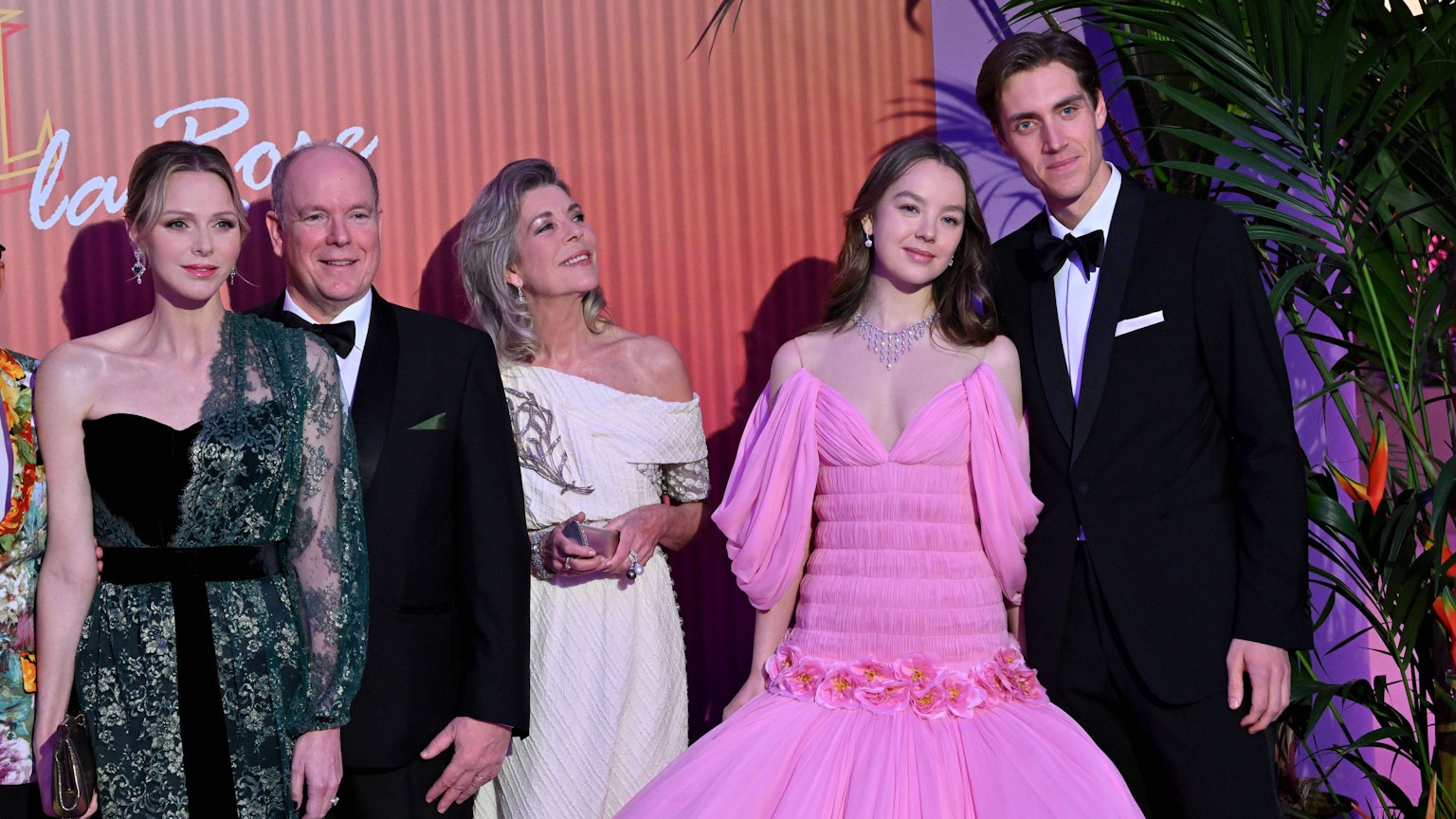 Fürstin Charlène, Fürst Albert II., Prinzessin Caroline sowie Prinzessin Alexandra mit Partner Ben-Sylvester Strautmann beim 69. Rosenball am 29. März 2025 im Salle des Étoiles in Monte-Carlo.