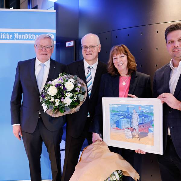 Stabwechsel: Herausgeber Helmut Heinen, Raimund Neuß, Cordula von Wysocki und Geschäftsführer Johannes Heinen.