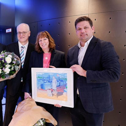 Stabwechsel: Herausgeber Helmut Heinen, Raimund Neuß, Cordula von Wysocki und Geschäftsführer Johannes Heinen.