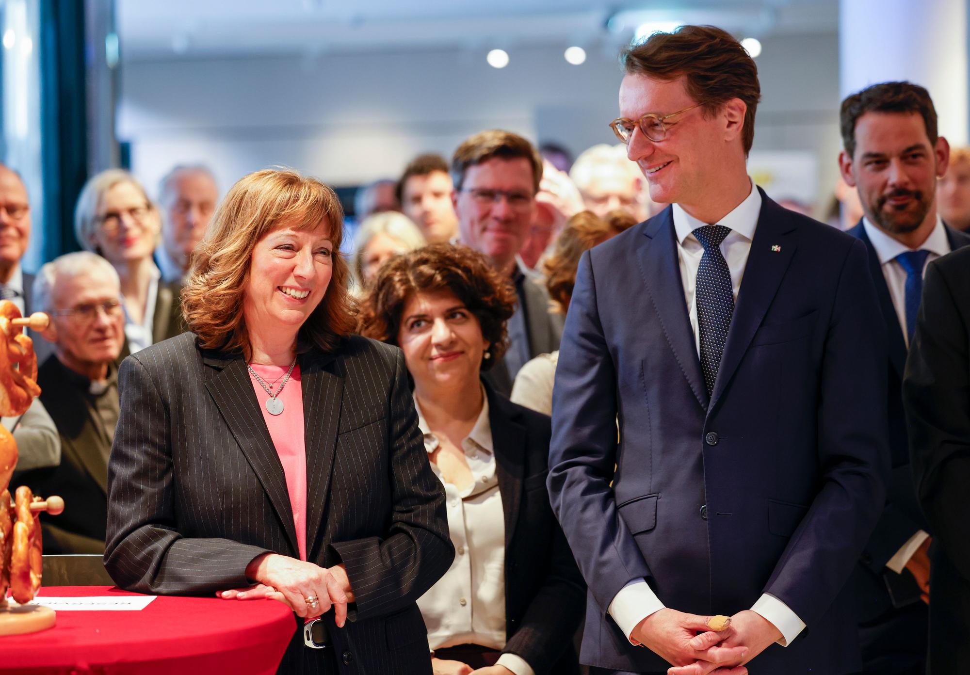 Cordula von Wysocki steht neben Hendrik Wüst beim Empfang der Kölnischen Rundschau.