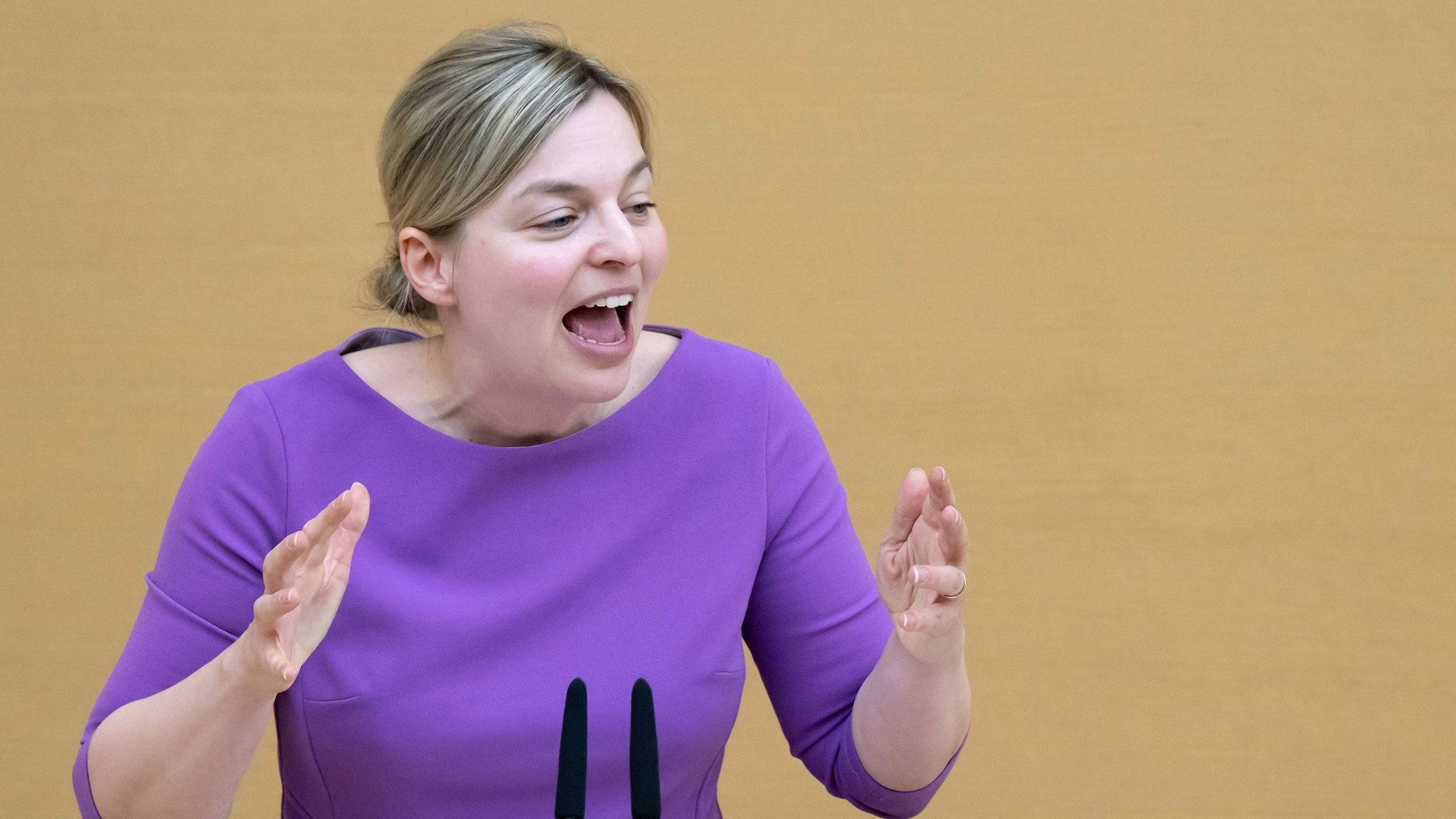 11.03.2025, Bayern, München: Katharina Schulze, Fraktionsvorsitzende der bayerischen Grünen, spricht im bayerischen Landtag bei einer Plenarsitzung im Plenarsaal. Foto: Sven Hoppe/dpa +++ dpa-Bildfunk +++