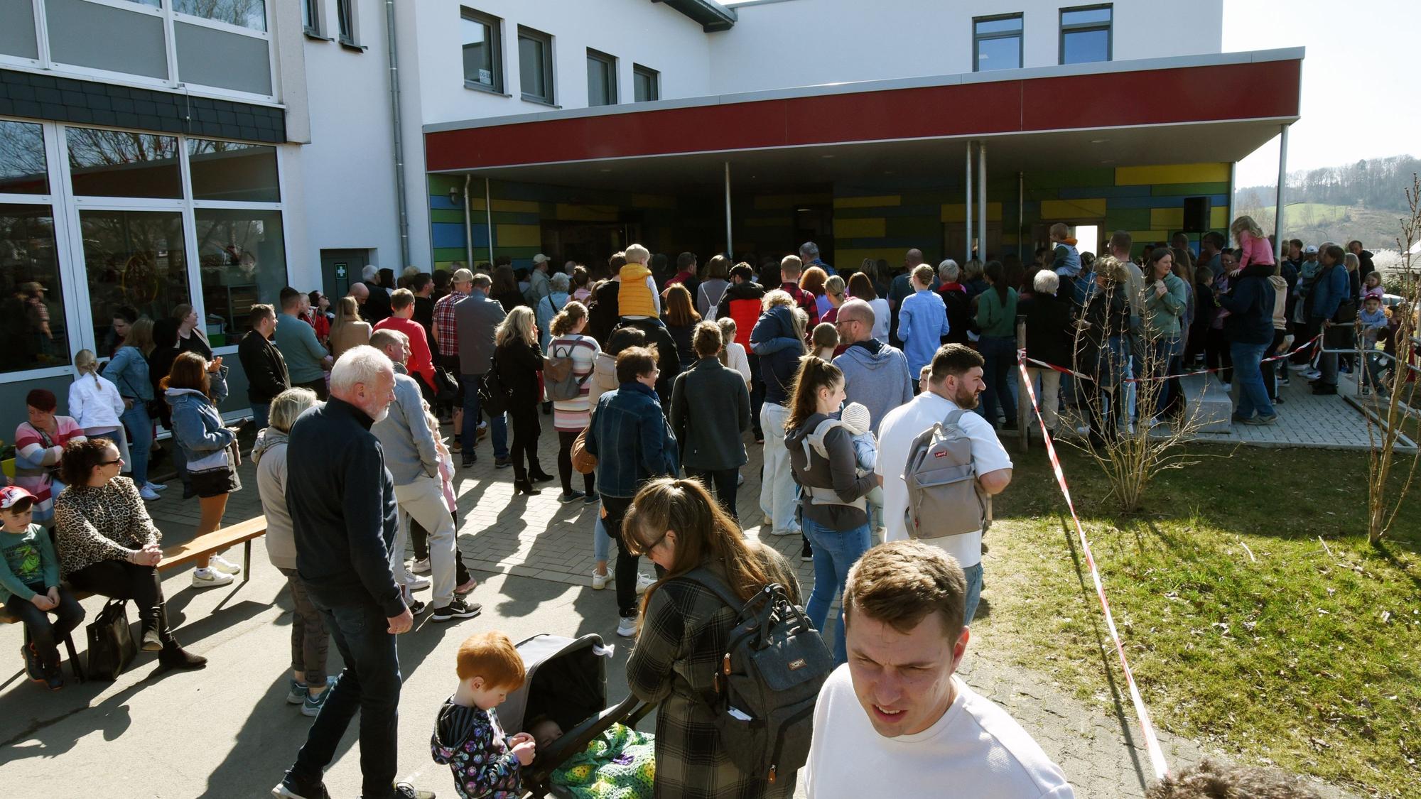 Das Foto zeigt die Eröffnung des Neubaus an der Grundschule in Denklingen .