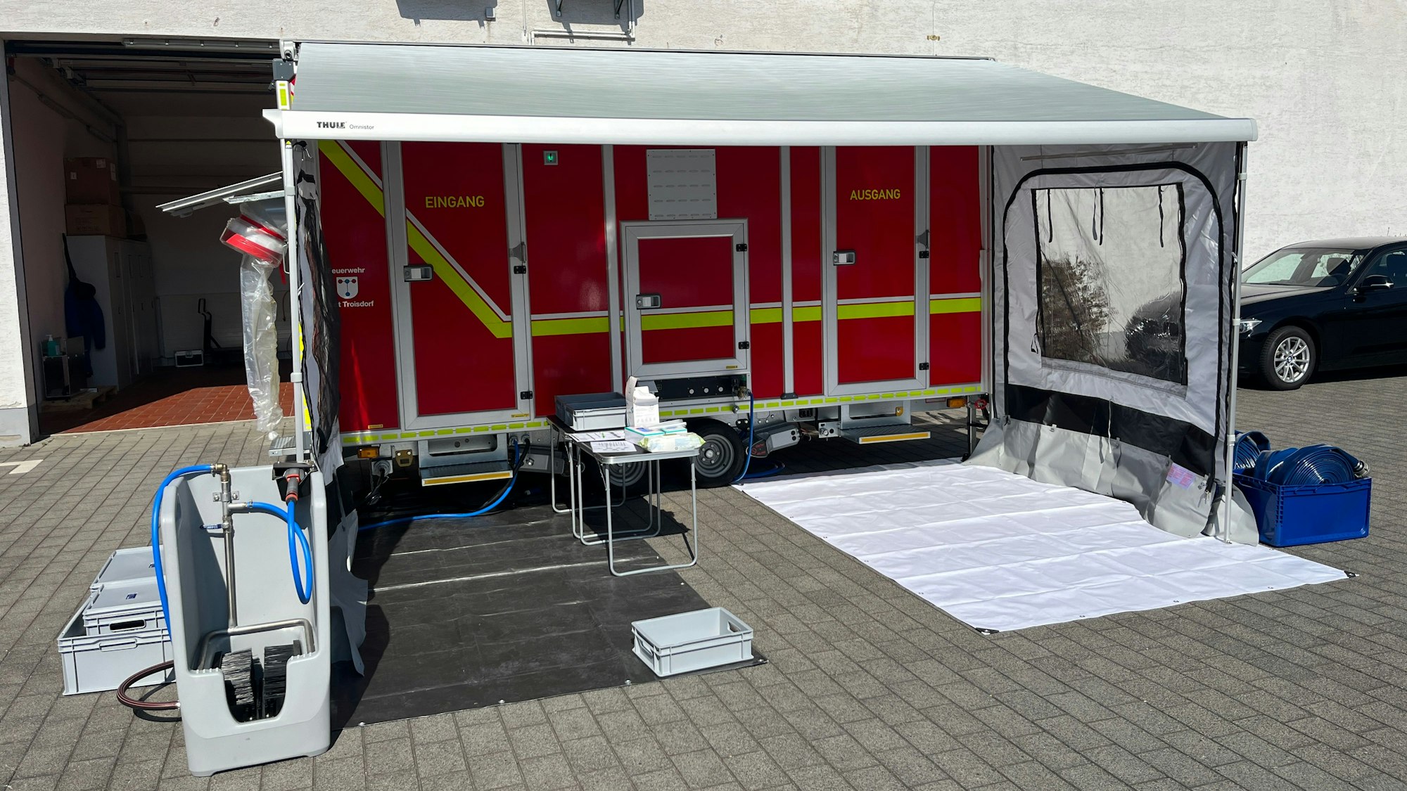 Die Feuerwehr Troisdorf hat einen Anhänger für die Einsatzstellenhygiene angeschafft. Eine Markise schützt vor Regen oder Sonne.