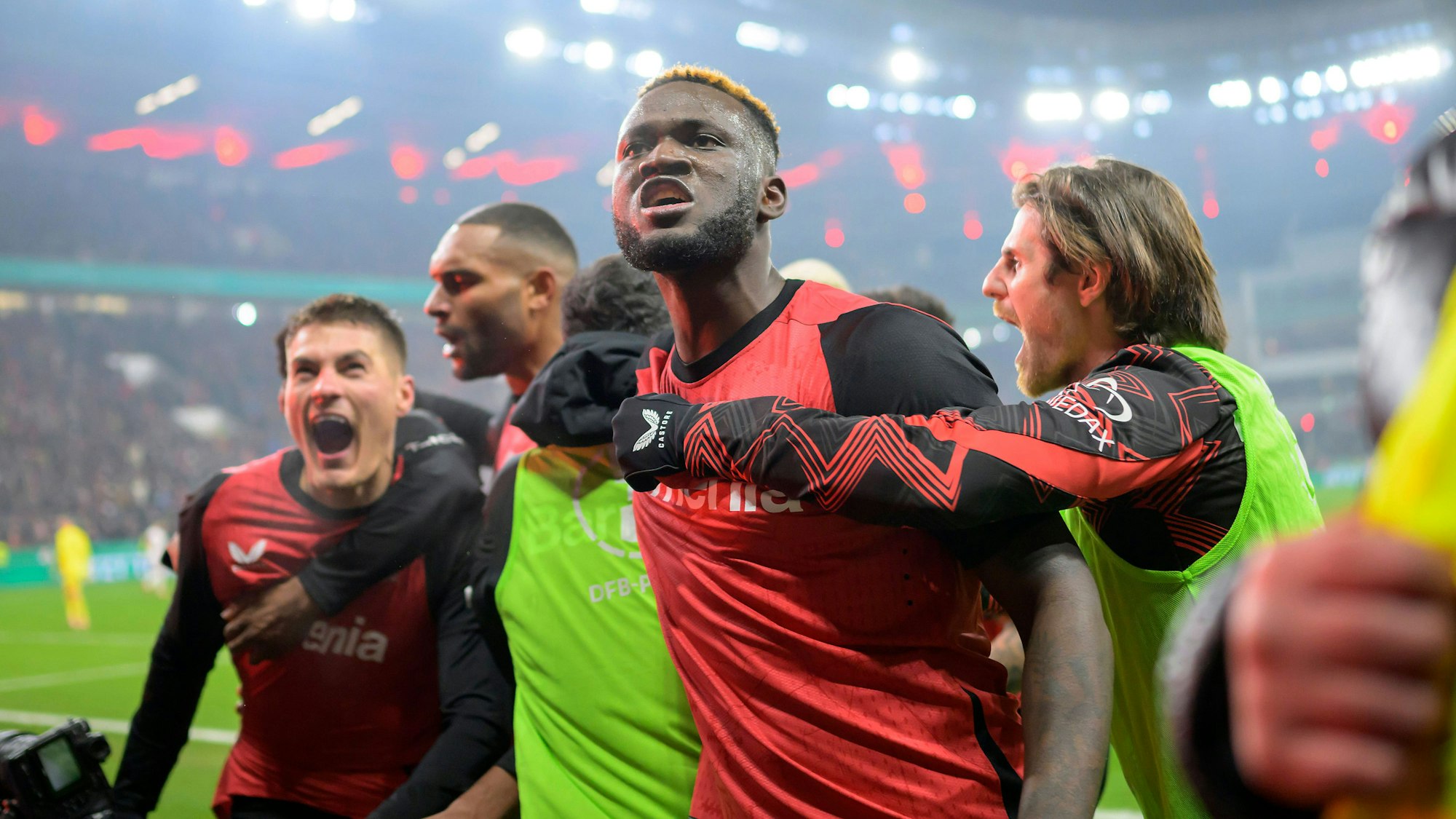 Bayer 04 Leverkusen will im Halbfinale wie schon im Viertelfinale des DFB-Pokals am Ende jubeln: Victor Boniface schoss den Doublesieger beim 3:2 nach Verlängerung gegen den 1. FC Köln in die Runde der letzten vier.