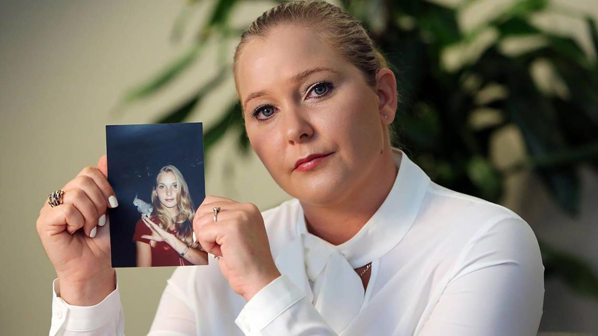 Virginia Roberts Giuffre, mit einem Foto von sich selbst als Teenager, als sie nach eigenen Angaben unter anderem von Jeffrey Epstein, Ghislaine Maxwell und Prinz Andrew missbraucht wurde.