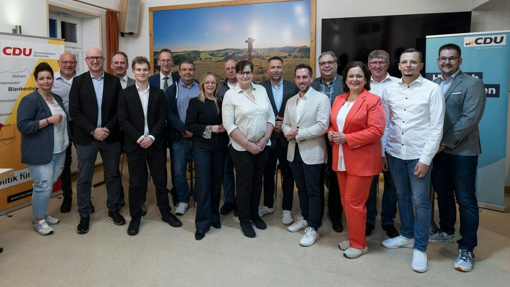 Die Kandidatinnen und Kandidaten der CDU in Blankenheim haben sich für ein Gruppenfoto aufgestellt.