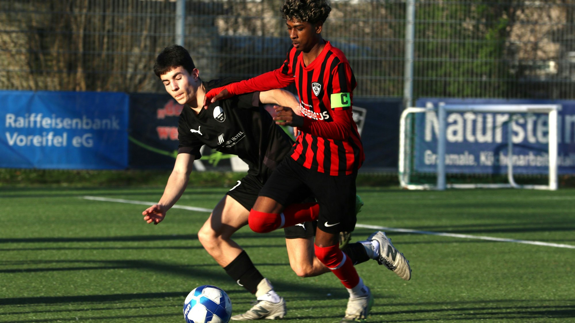 Der Kapitän der JSG Erft 01 setzt sich gegen einen anderen Spieler durch.