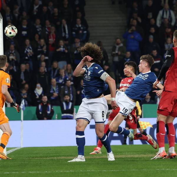 Bielefelds Maximilian Großer (2.v.r.) erzielt den 2:1-Siegtreffer.