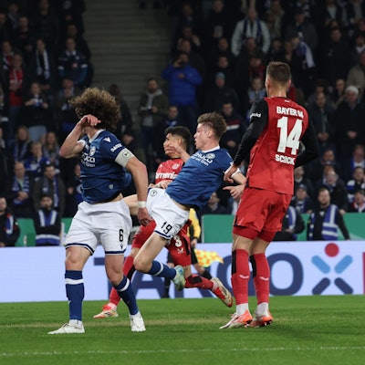 Bielefelds Maximilian Großer (2.v.r.) erzielt den 2:1-Siegtreffer.