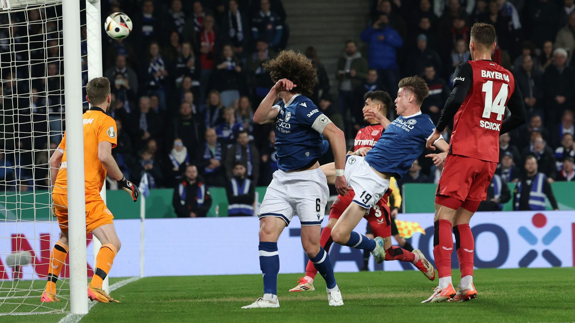 Bielefelds Maximilian Großer (2.v.r.) erzielt den 2:1-Siegtreffer.