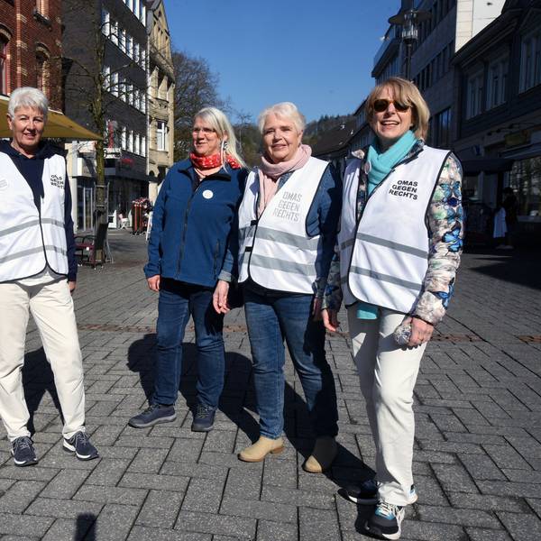 Das Foto zeigt fünf Frauen mit weißen Westen und der Aufschrift "Omas gegen Rechts".
