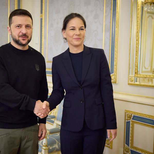 Der ukrainische Präsident Wolodymyr Selenskyj (l) und die deutsche Außenministerin Annalena Baerbock (Archivbild).