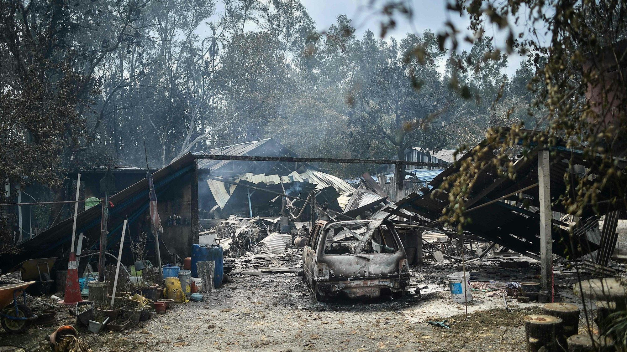 Zerstörte Häuser und Autos an der Unglücksstelle.