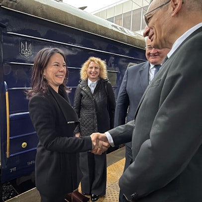 Annalena Baerbock wird bei ihrer Ankunft am Bahnsteig in Kiew von Andrij Sybiha (hinten), Außenminister der Ukraine, und dem deutschen Botschafter Martin Jäger (r) begrüßt. (Videostandbild)