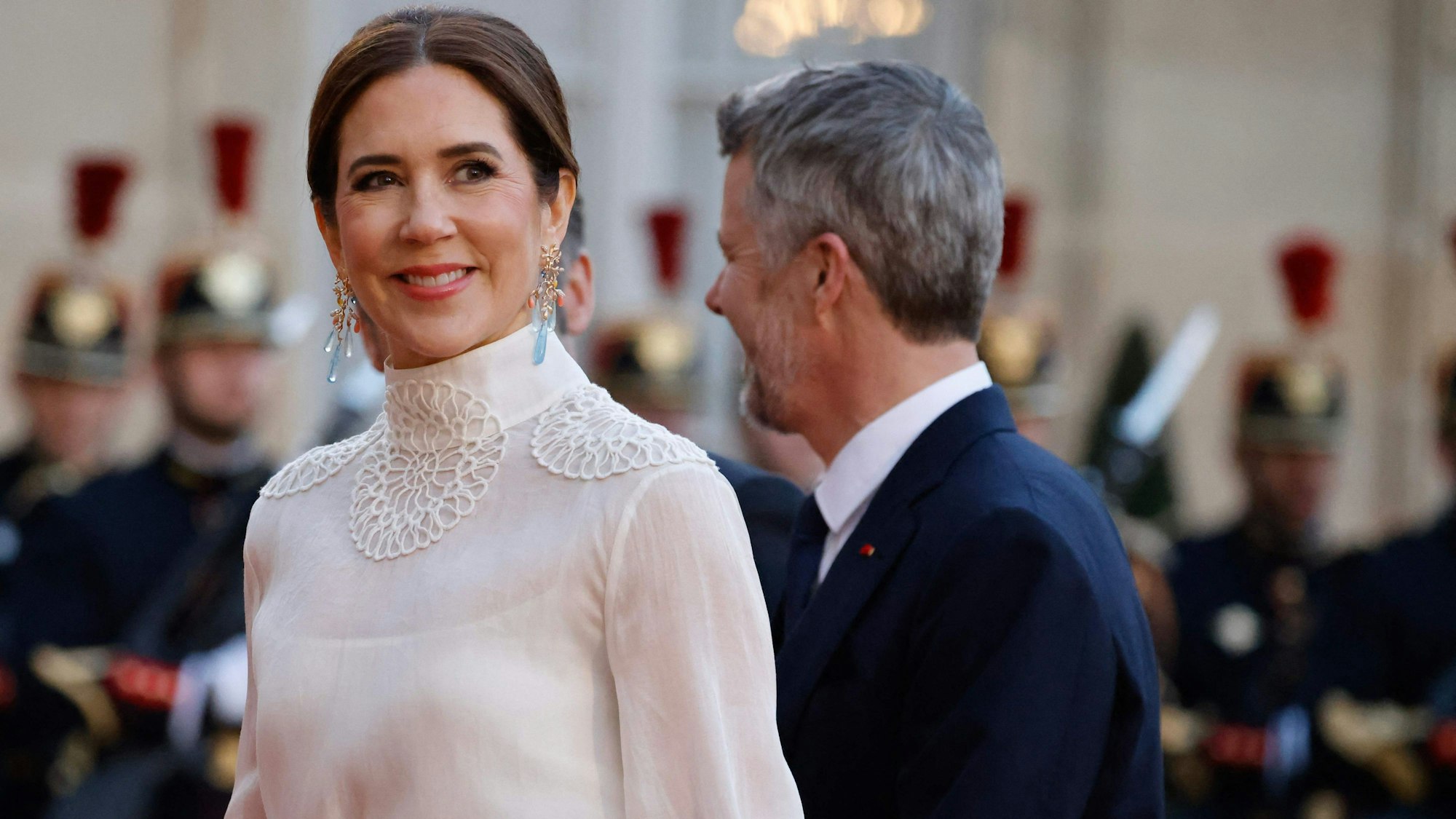 König Frederik X. und Königin Mary von Dänemark treffen zum Staatsdinner im Élysée-Präsidentenpalast in Paris ein.