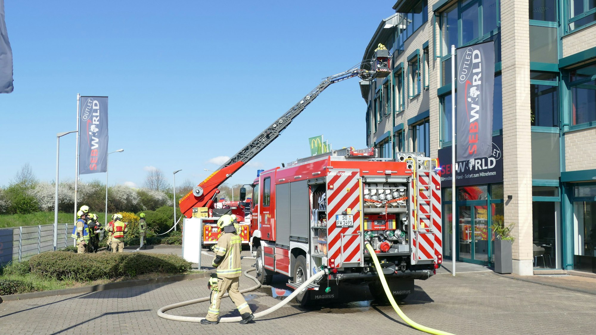 Auf der Rückseite des Gebäudes hatte es eine Rauchentwicklung gegeben, die Feuerwehr Sankt Augustin fuhr die Drehleiter aus.