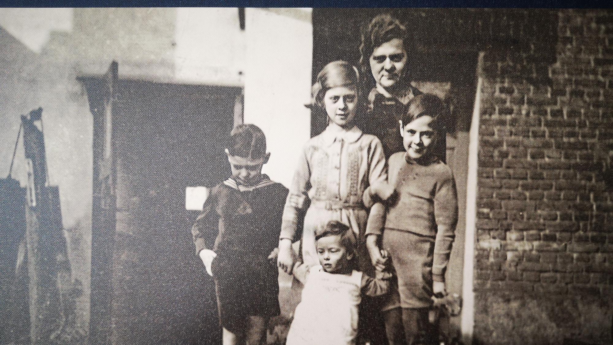 Johanna Rochmann mit ihren drei Kindern und einem unbekannten Jungen.