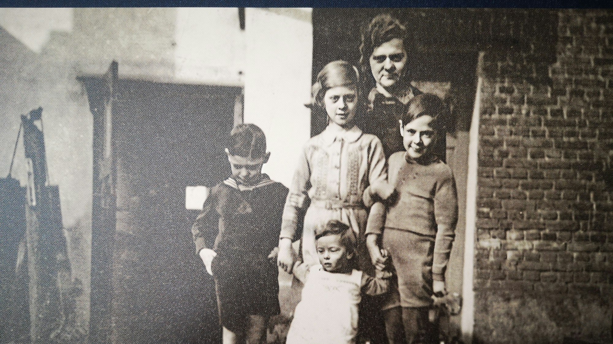 Johanna Rochmann mit ihren drei Kindern und einem unbekannten Jungen.