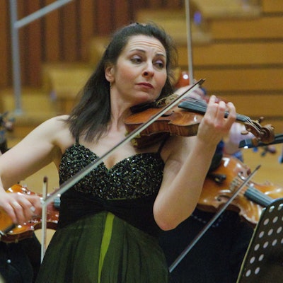 Solistin Alissa Margulis mit ihrer Violine bei einem Konzert.