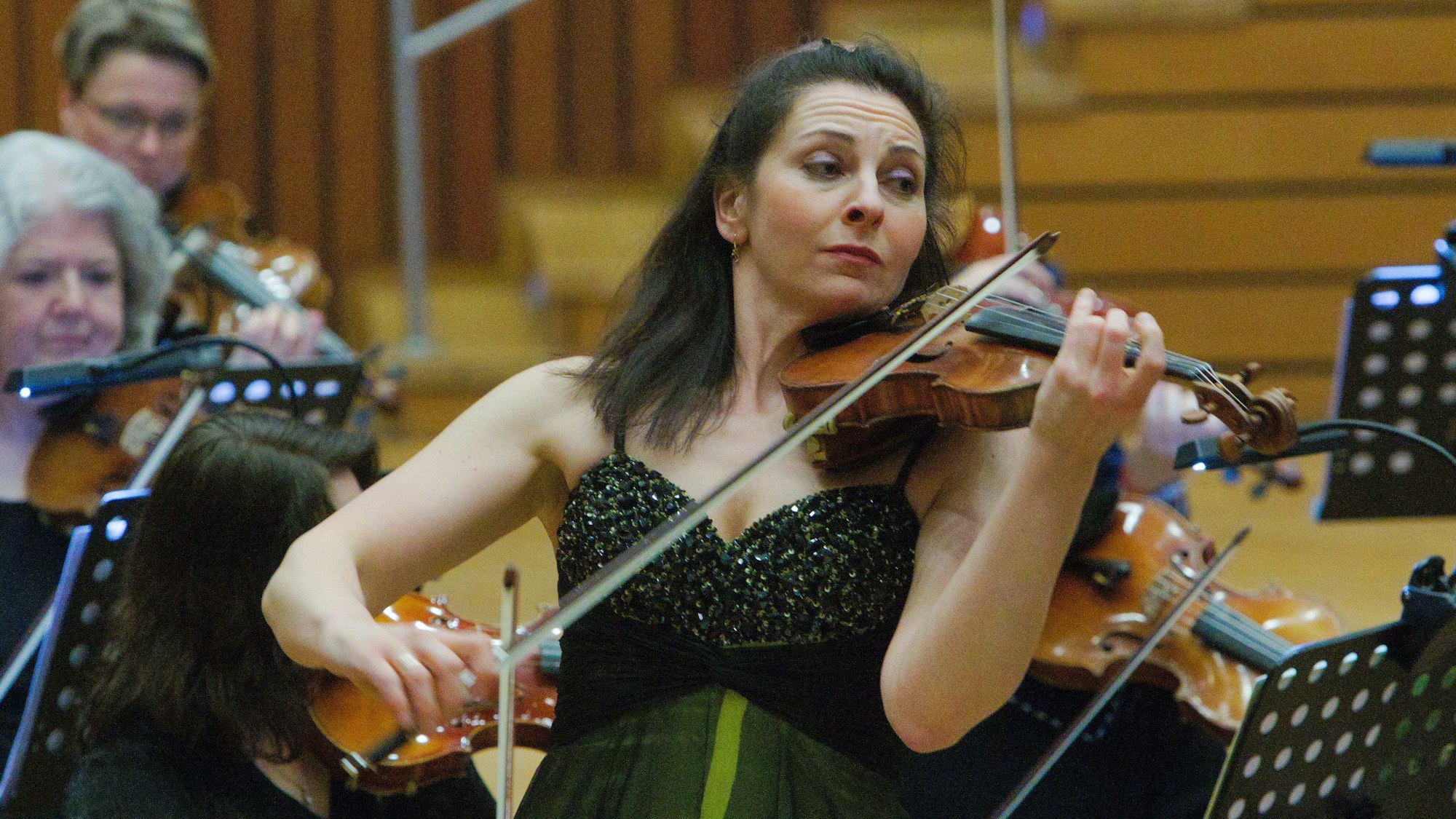 Solistin Alissa Margulis mit ihrer Violine bei einem Konzert.
