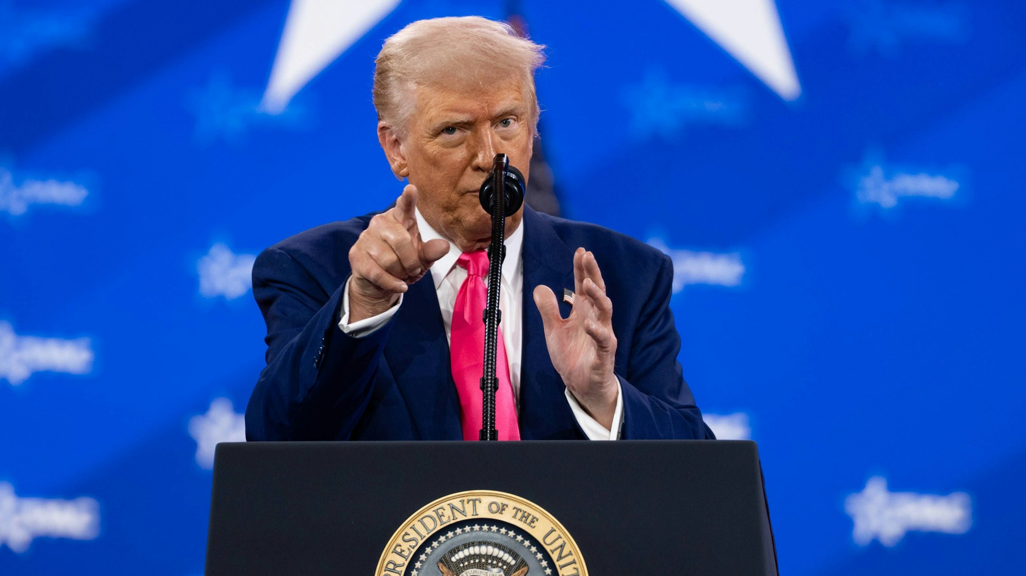 Das Foto zeigt US-Präsident Trump bei einer Rede.