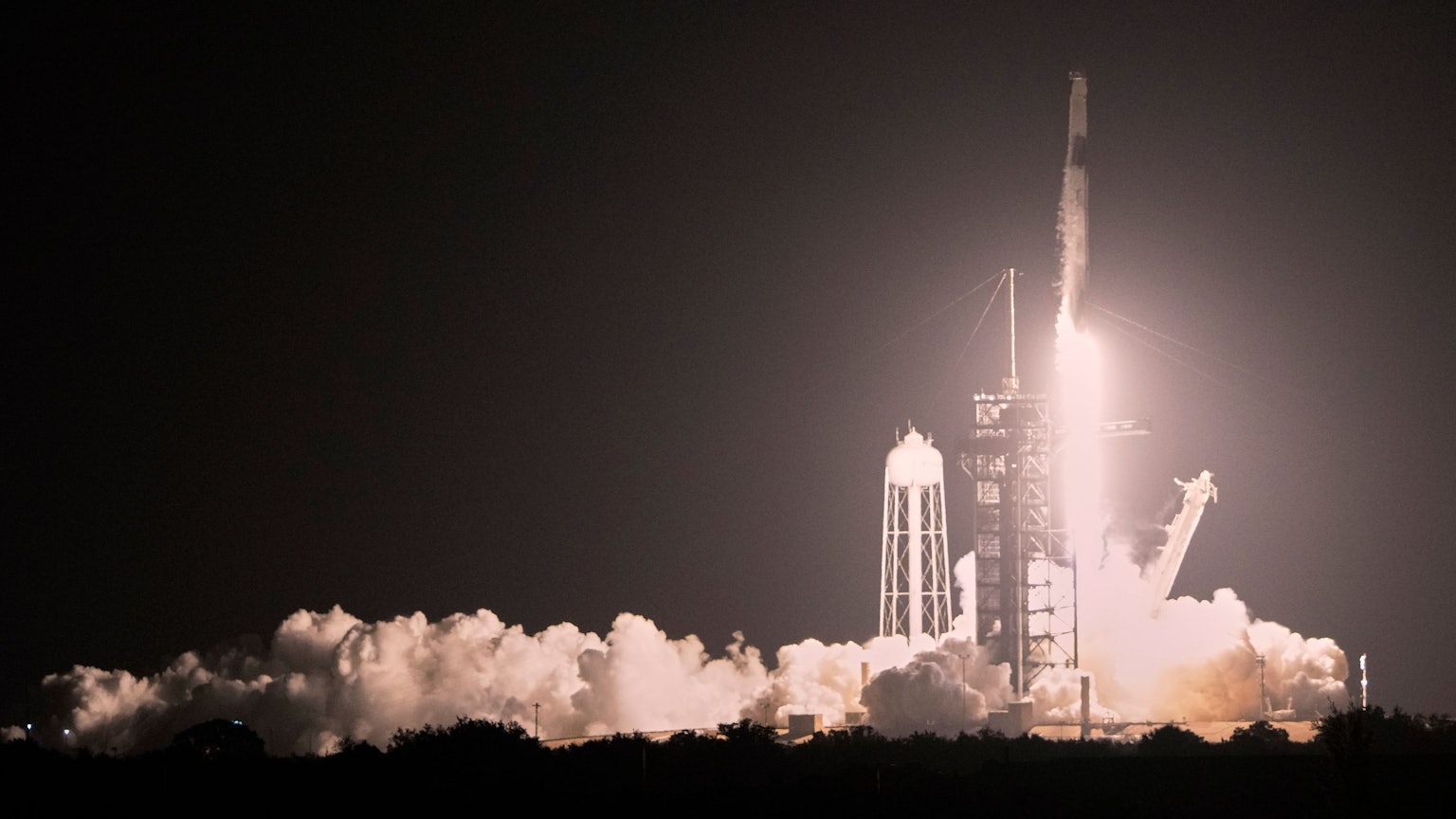 Eine SpaceX Falcon 9 Rakete mit einer vierköpfigen Besatzung hebt von der Rampe 39A des Kennedy Space Centers in Cape Canaveral ab. Die Berlinerin Rabea Rogge ist als erste deutsche Frau ins Weltall gestartet.