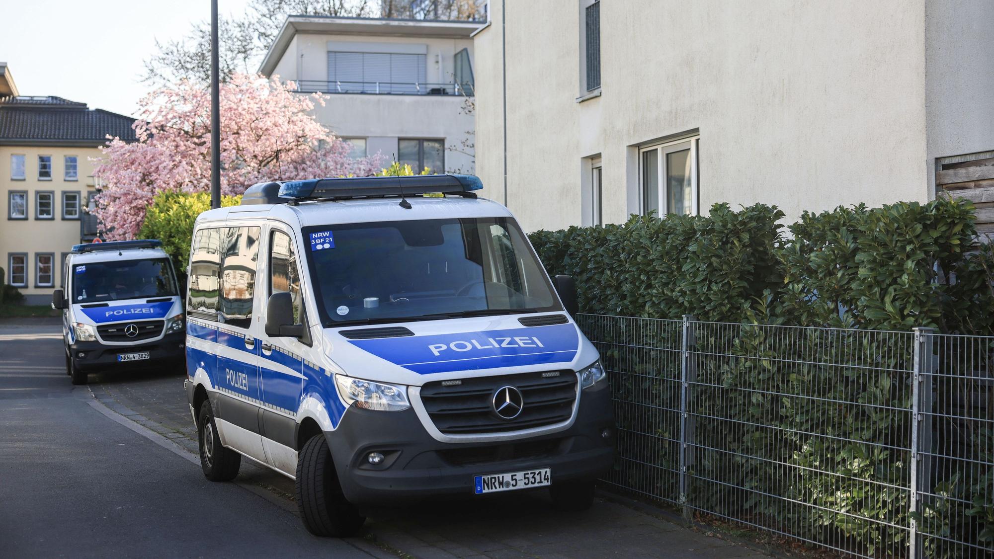 Polizeifahrzeuge stehen in einem Wohngebiet. Bei einem europaweiten Einsatz gegen die organisierte Drogenkriminalität durchsuchen