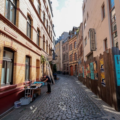 Der „Stavenhof“ wurde für den Dreh von Graffitis befreit und umgestaltet.