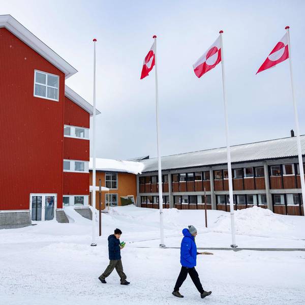 Vor den Regierungsbüros in Nuuk weht die grönländische Flagge.