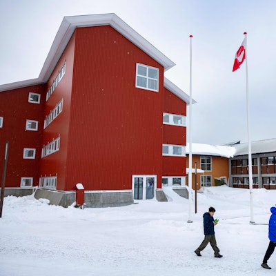 Vor den Regierungsbüros in Nuuk weht die grönländische Flagge.