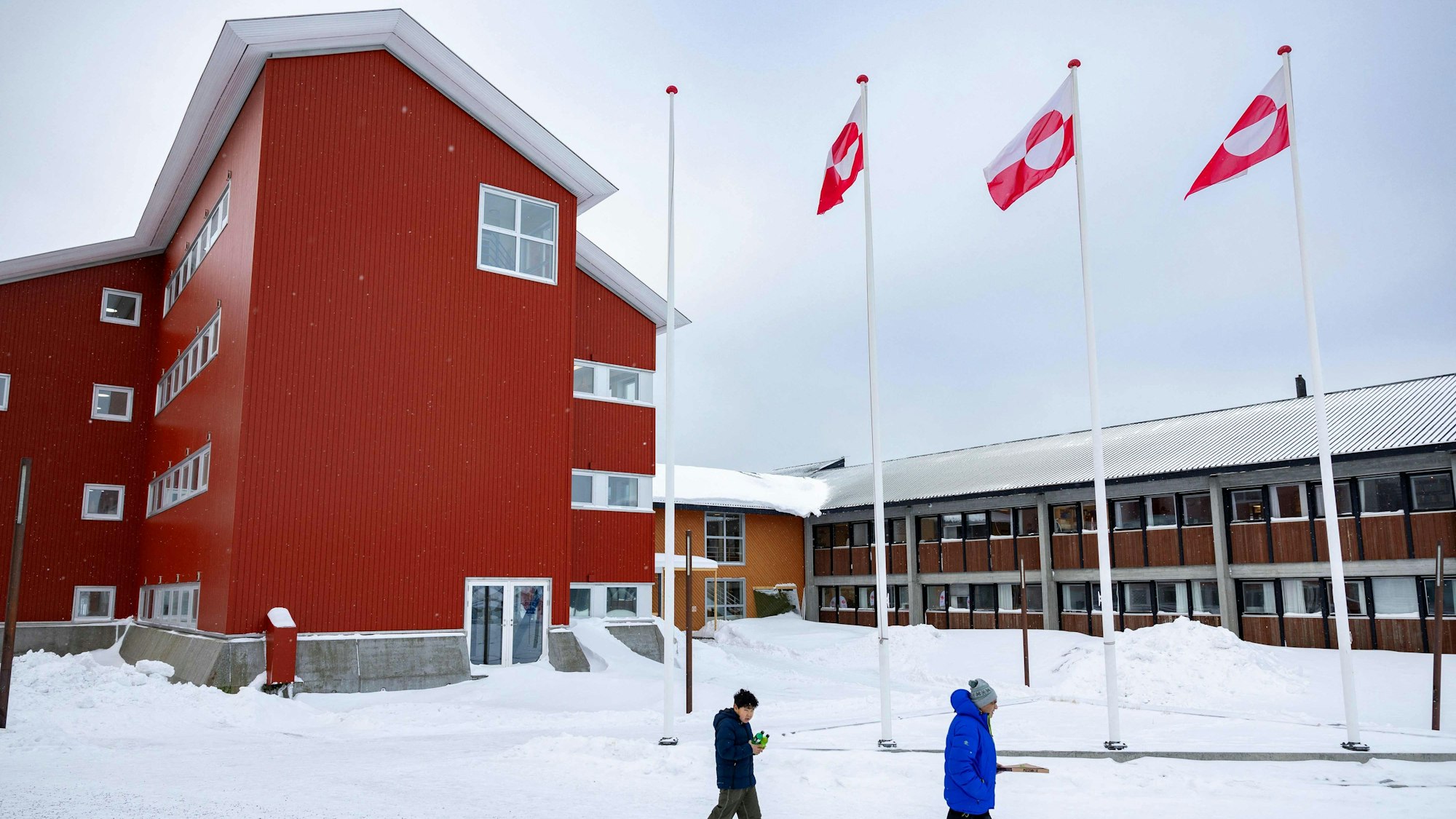 Vor den Regierungsbüros in Nuuk weht die grönländische Flagge.