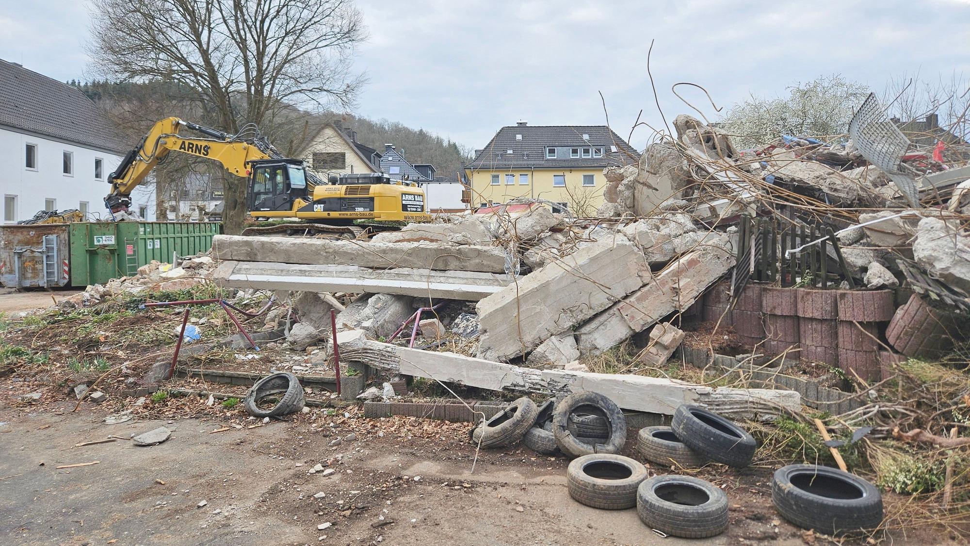 Ein Bagger trägt einen Haufen Schutt ab. Dabei handelt es sich um die Überreste des abgerissenen Hotel Katharinenhof in Gemünd.