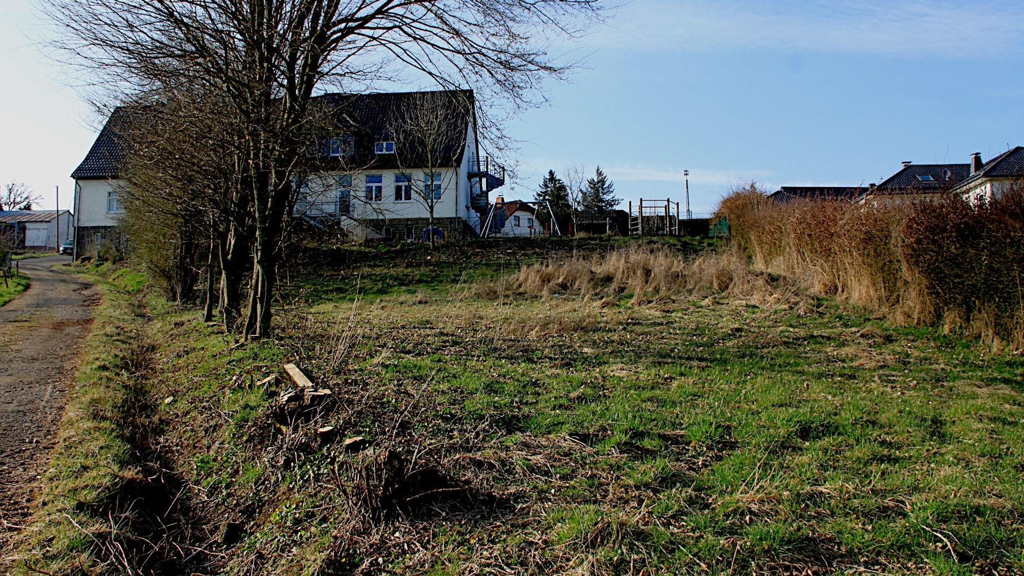 Im Vordergrund ist eine Wiese zu sehen, auf der der Generationengarten in Blankenheim-Ripsdorf entstehen soll.