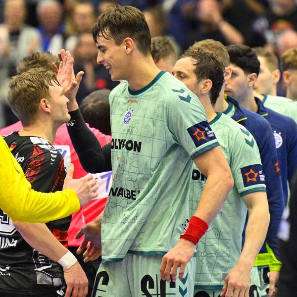 Die VfL-Handballer verabschieden nach ihrem Sieg die Spieler der MT Melsungen.
